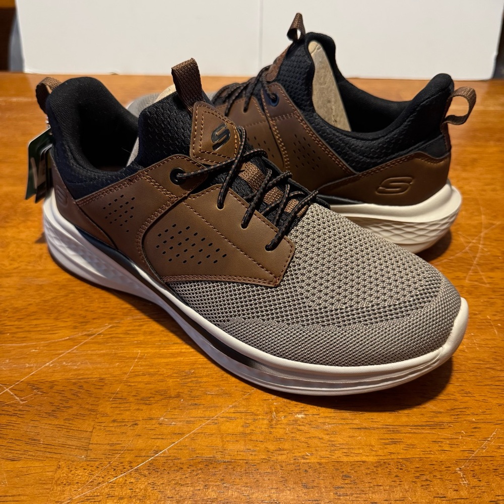 New SKECHERS Relaxed Fit Slade Breyer Slip-On Sneaker Shoes Men’s Sz 8 Brown Tan